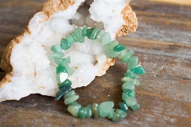 GREEN ADVENTURINE CRYSTAL CHIP BRACELET